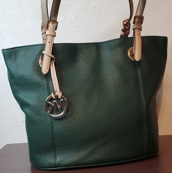Beautiful Emerald Michael Kors - Picture 3 of 12